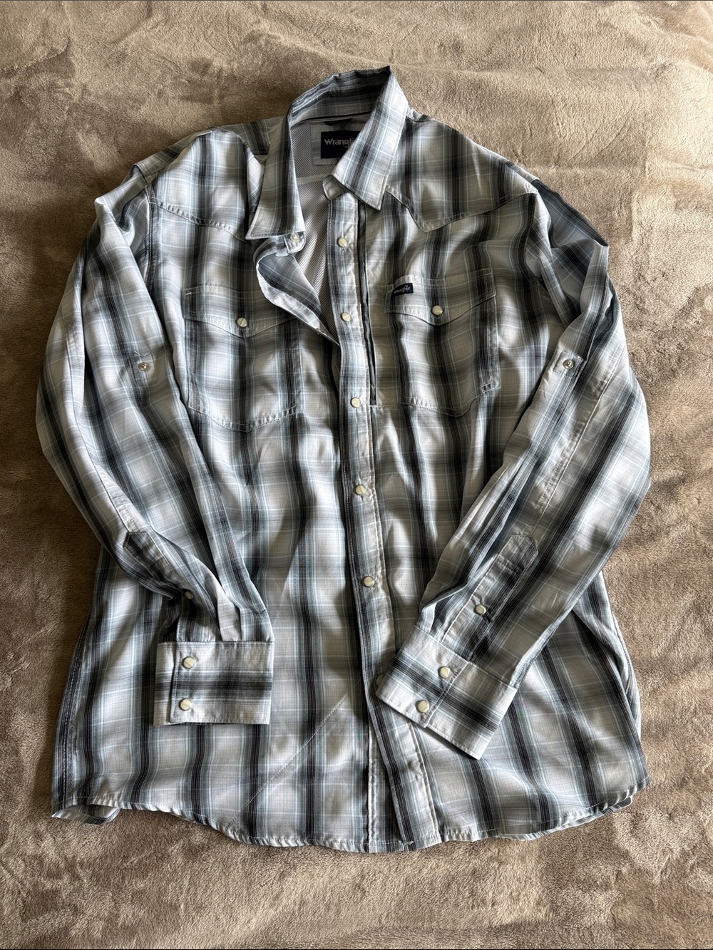 Wrangler Men's Black and Gray Plaid Button-Down Shirt L